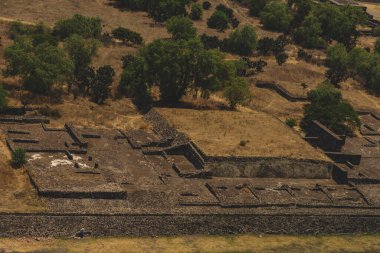 Şehir ve arkeoloji alanı toplam 83 kilometrekarelik bir yüzey alanını kaplıyor ve en çok ziyaret edilen arkeolojik alan Meksika 'da, UNESCO Dünya Mirası Alanı' nda bulunuyor.