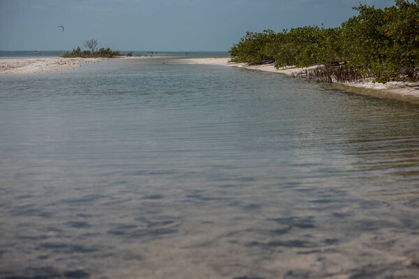 Исла-Бланка в Кинтана-Роо, Мексика, недалеко от Канкуна, захватывает своей красотой. casual vibe make it a quiet place to relax, Birdwatching, play, kitesurfing, and absolve the peaceful lagoon and ocean views, perfect for camping