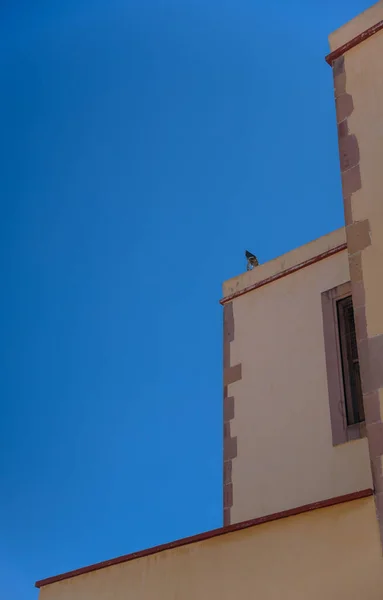 Ecke Eines Gebäudes Mit Blauem Himmel Hintergrund — Stockfoto