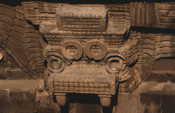 Quetzalcoatl Templomot Gazdagon Díszítik Domborművekkel Melyek Tlaloc Istent Szárazföldi Vizeket — Stock Fotó