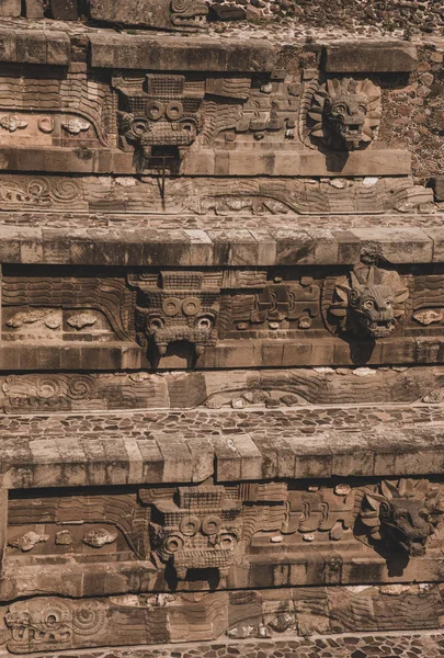 Quetzalcoatl Templomot Gazdagon Díszítik Domborművekkel Melyek Tlaloc Istent Szárazföldi Vizeket — Stock Fotó