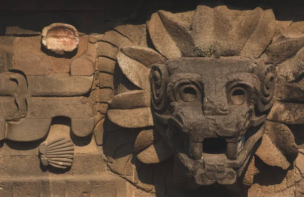 Der Tempel Quetzalcoatl Ist Reich Mit Reliefs Dekoriert Die Den — Stockfoto