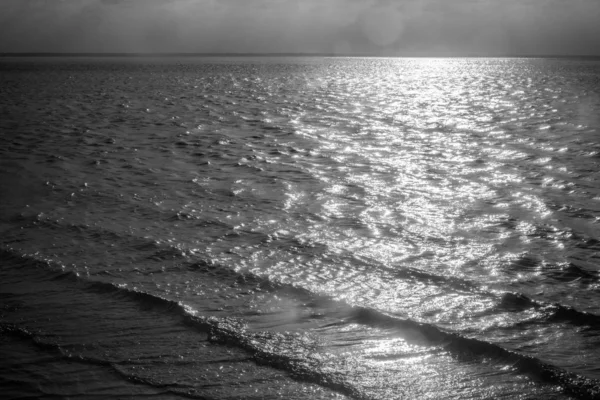 海水表面上美丽的波浪 黑白的 — 图库照片