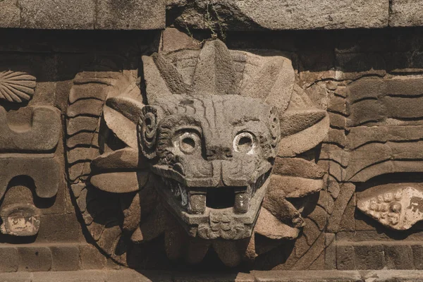 Quetzalcoatl Tempel Rijkelijk Versierd Met Reliëfs Die God Tlaloc Vertegenwoordigen — Stockfoto
