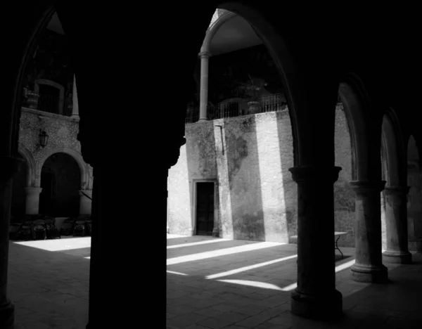 Abstracto Retrato Oscuro Lugar Oscuro Con Columna — Foto de Stock