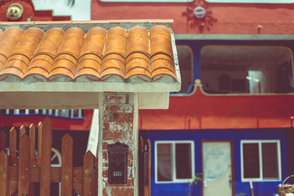 Пуэрто-Морелос, Риенца-Майя, Мексика Эта оригинальная прибрежная рыбацкая деревня теперь представляет собой тихий, разноцветный район с частными домами, несколькими отелями, красивыми пляжами, барами, кондоминиумами, ресторанами и красивым карибско-бирюзовым пляжем