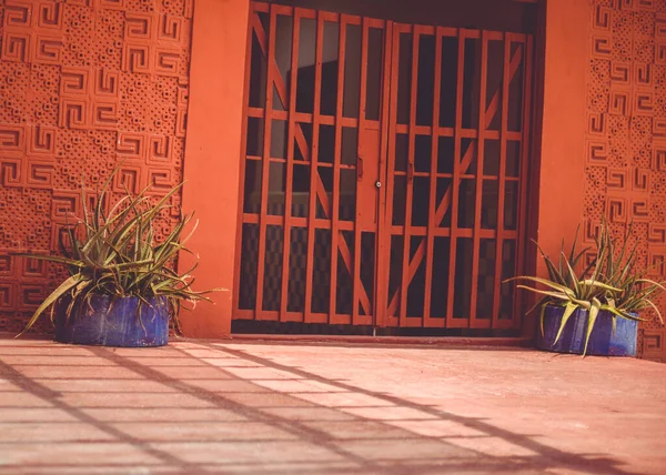 Оранжевый Дом Передняя Часть Дома Металлической Дверью — стоковое фото