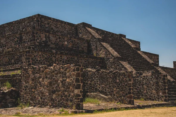테오티와칸은 오늘날 콜럼버스 시대에 구조적으로 아메리카 피라미드들이 곳으로 알려져 — 스톡 사진