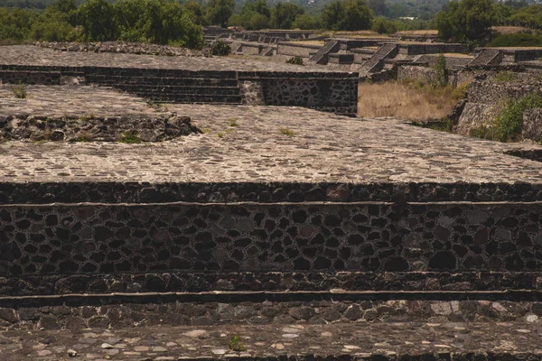 Teotihuacan是在美洲前哥伦比亚时期建造的许多具有建筑意义的中美洲金字塔的所在地 — 图库照片