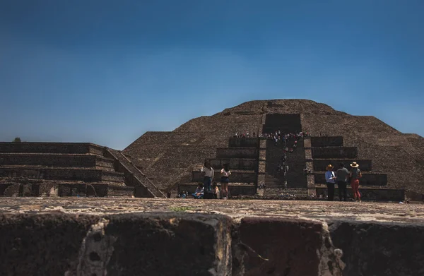 Teotihuacanは今日 先コロンブス期のアメリカ大陸に建てられた最も建築的に重要なメソアメリカのピラミッドの多くの場所として知られています — ストック写真