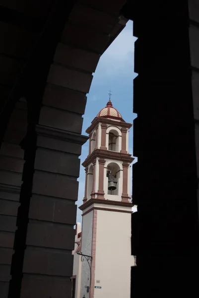 Torre Una Vista Iglesia Desde Detrás Las Columnas Arcos San —  Fotos de Stock