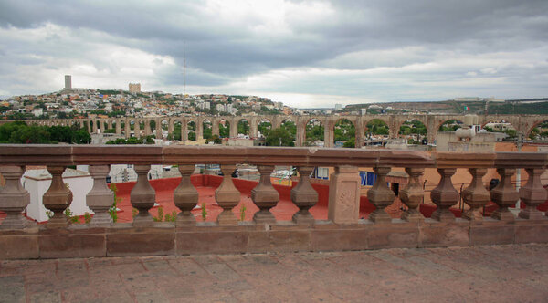 Сантьяго-де-Фетаро - столица и крупнейший город штата Мехико, расположенный в центральной части Мексики, является сильным деловым и экономическим центром.