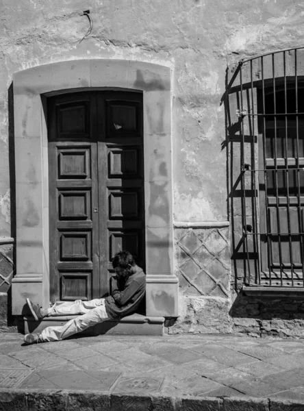 Homem Mendigo Sem Teto Dormindo Rua — Fotografia de Stock