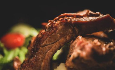 Lezzetli Domuz Pirzolası Profesyoneli. Arka planda bulanık salata ile kapat.