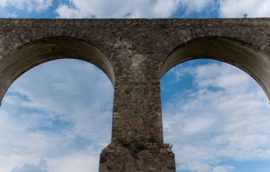 Tepotzotlan Meksika 'daki Los Arcos del Sitio ekolojik parklarının muhteşem su kemerini kapatın.