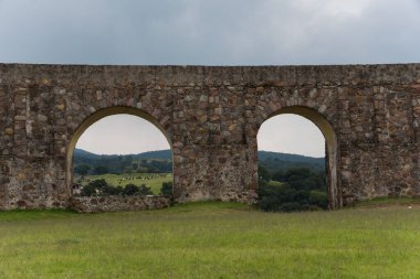 Tepotzotlan Meksika 'daki Los Arcos del Sitio ekolojik parklarının muhteşem su kemerini kapatın.