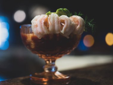 Cocktail 'in kenarındaki karideslerin zarif bokeh arkaplanlı görüntülerini kapat 