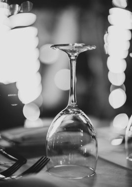 Bir restoranda şarap kadehlerini ters çevirdim. Boş bir masa.. 