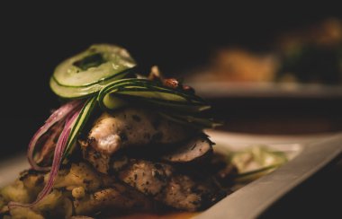 Lüks öğle yemeği, lezzetli taze balık filetoları mor soğan ve salatalıklı. 