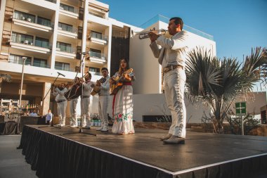 Mariachi genellikle gitar, keman ve trompet, Meksika Geleneksel Müziği gibi üç kişiden oluşan bir müzik grubudur.