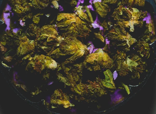 Makro Närbild Gräs Cannabisknoppar Kvarn Redo Att Malas — Stockfoto