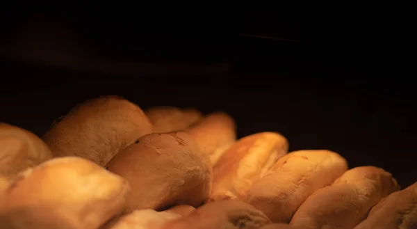 烤面包在黑色背景中紧密相连 — 图库照片