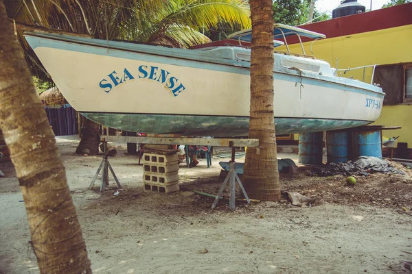 修理中のボート Xpu Beach Maya Riviera Mexico — ストック写真