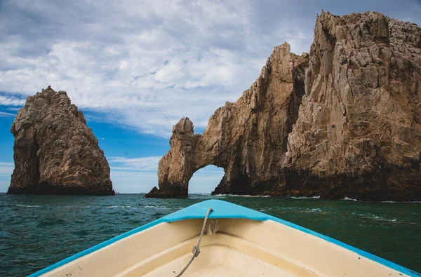 Arco Cabo San Lucas Visto Barco Pesca Uma Formação Rochosa — Fotografia de Stock