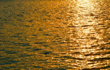 Altın ışık, akşam boyunca yeraltı suyu