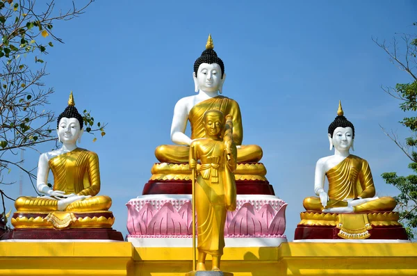 Goldener Buddha, Tempel, Himmelshintergrund — Stockfoto