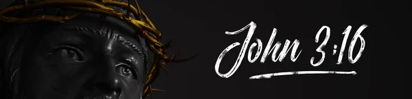 John 3:16 Banner dikenli 3 altın taç İsa heykeli — Stok fotoğraf