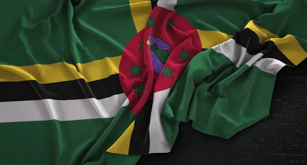 Dominica-Flagge zerknittert auf dunklem Hintergrund — Stockfoto