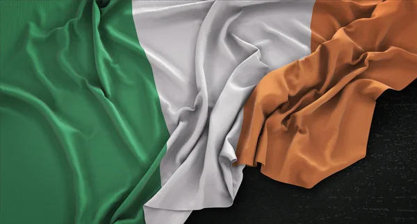 Írország lobogója ráncos, a sötét háttér, 3d Render — Stock Fotó