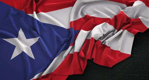 Σημαία του Πουέρτο Ρίκο τσαλακωμένο στην σκούρο φόντο 3d καθιστούν — Φωτογραφία Αρχείου