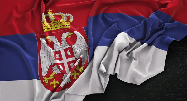 Bandera de Serbia arrugada sobre fondo oscuro 3D Render — Foto de Stock