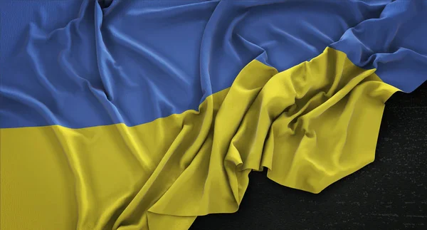 Флаг Украины сморщенный на темном фоне 3D-рендер — стоковое фото