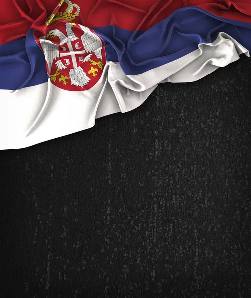 Винтаж флага Сербии на гранжевой черной доске с пространством для — стоковое фото