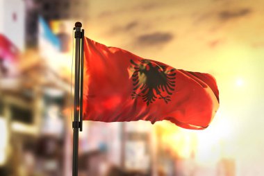 Arnavutluk bayrağı City karşı gündoğumu Backligh vasıl geçmiş bulanık