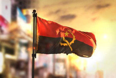 Angola bayrağı City karşı gündoğumu arka arka plan bulanık