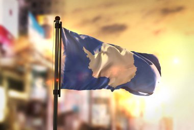 Şehir karşı Antarktika bayrak gündoğumu Backl vasıl geçmiş bulanık