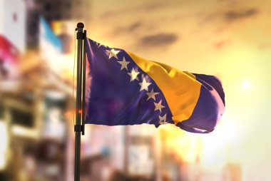 Bosna-Hersek bayrağı City karşı s arka plan bulanık