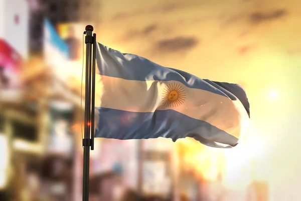 Bandera de Argentina contra ciudad borrosa fondo al amanecer Backli —  Fotos de Stock