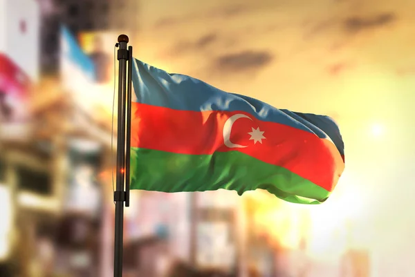 Le drapeau azerbaïdjanais contre la ville Un arrière-plan flou au lever du soleil — Photo