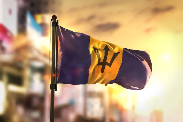 Barbados zászló City ellen elmosódott háttér: Sunrise Backlig — Stock Fotó