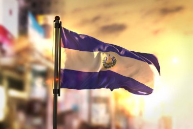 El Salvador bayrak City karşı arka plan bulanık güneş doğarken geri
