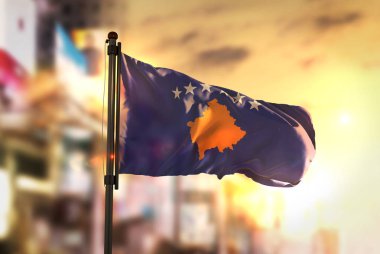 Kosova bayrağı City karşı gündoğumu arka arka plan bulanık