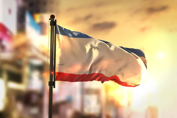 Флаг Крыма на фоне размытого фона на рассвете — стоковое фото