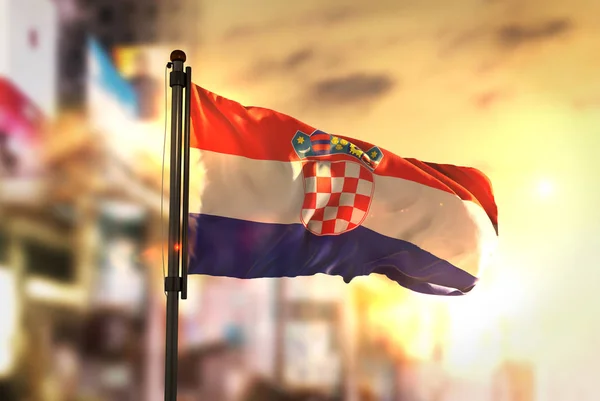 Vlajka Chorvatska proti City rozmazané pozadí v Sunrise Backligh — Stock fotografie