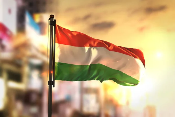 Σημαία Ουγγαρίας ενάντια στην πόλη θολή φόντο στο Sunrise Backligh — Φωτογραφία Αρχείου