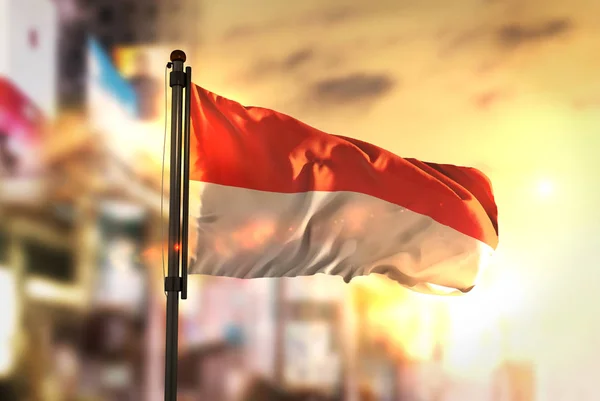 Vlag van Indonesië tegen stad wazig achtergrond bij zonsopgang Backli — Stockfoto